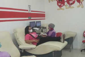 Pendonor saat diambil darahnya di UTD PMI, di Jalan Buring Kota Malang. (ws4) - Kapan Bisa Donor Setelah Booster? Begini Penjelasannya