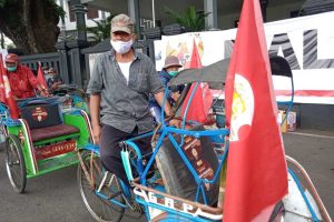 Pengayuh Becak Kota Malang, Didik Supriyadi, mengharapkan sosok pemimpin terbaik. (ws4) - Satrio Piningit dan Milenial, Sosok Pemimpin Dambaan Warga Malang
