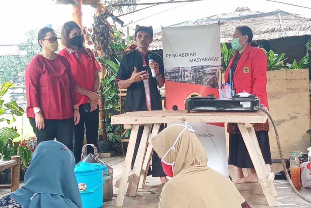Pengelola Kampung Budaya Polowijen (KBP), Ki Demang, saat memberikan sambutan sebelum pelatihan dimulai. (ws4) - Tingkatkan Ketrampilan Membatik, Pembatik KBP Ikuti Latihan Ecoprint