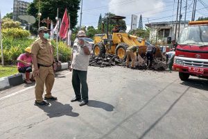 Pengerjaan perbaikan jalan bergelombang di jalan Sultan Agung, oleh DPUPR Batu. (ws3) - Rusak danBergelombang, DPUPR Batu Ganti Aspal dengan Cor Beton