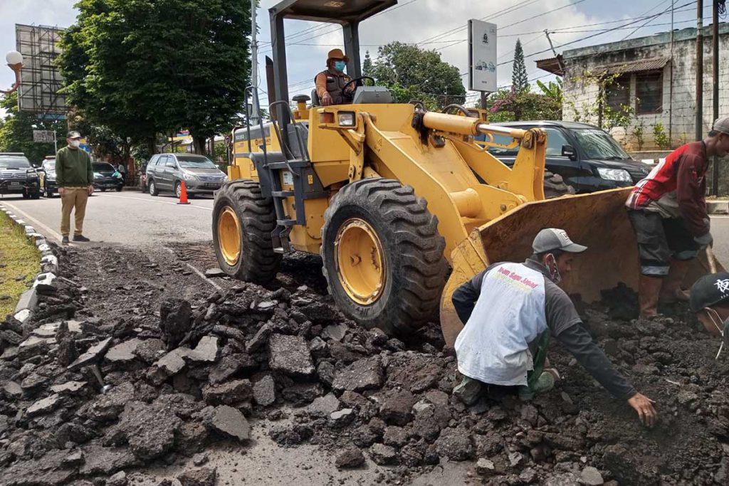 Pengerukan Aspal jalan oleh alat berat DPU-PR, untuk diganti dengan Cor Beton. (ws3) - Rusak danBergelombang, DPUPR Batu Ganti Aspal dengan Cor Beton