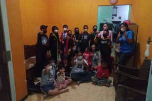 Penggagas Anak Indonesia Hebat, Dwi Farida (kanan) bersama tenaga pengajar dan murid-murid. (ws4) - AIH, Wadahi Anak Belajar dan Berkreasi