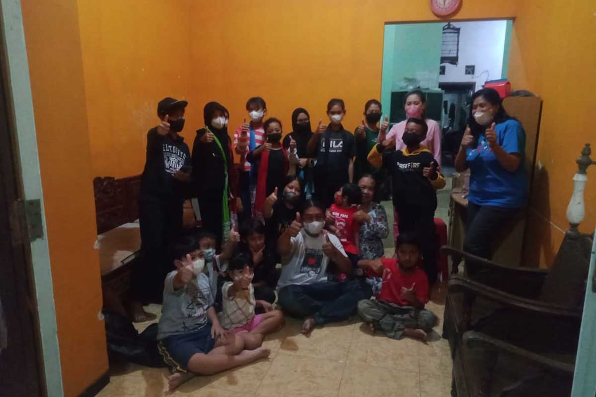 Penggagas Anak Indonesia Hebat, Dwi Farida (kanan) bersama tenaga pengajar dan murid-murid. (ws4) - AIH, Wadahi Anak Belajar dan Berkreasi