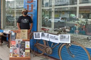 Penggiat Literasi, Saiful Akbar, saat di depan Kedai Literasi De Klik, Kota Malang. (ist) - Kedai Literasi De Klik, Suguhkan Buku Sejarah Kota Malang di Kayutangan Heritage