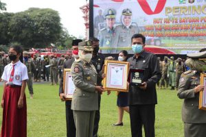 Penghargaan dari Kementerian Dalam Negeri ini diserahkan oleh Gubernur Jawa Timur, Khofifah Indar Parawansa yang diterima oleh Asisten Perekonomian dan Pembangunan Ferry Djatmiko. (Memo X/im-ji) - Wali Kota Kediri Dianugerahi Karya Bhakti Peduli Satpol PP Tahun 2022 dari Kemendagri