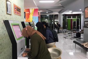 Pengunjung Perpustakaan Umum Kota Malang saat mencari referensi literasi buku. (ws4) - Perpustakaan Kota Malang Mulai Ramai Dikunjungi