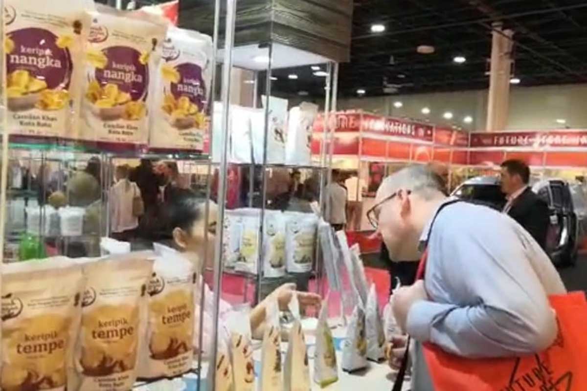 Pengunjung bertanya pada penjaga stand dari Indonesia. (ist) - Produk Buah Tangan Batu Pameran di Budapest Hungaria