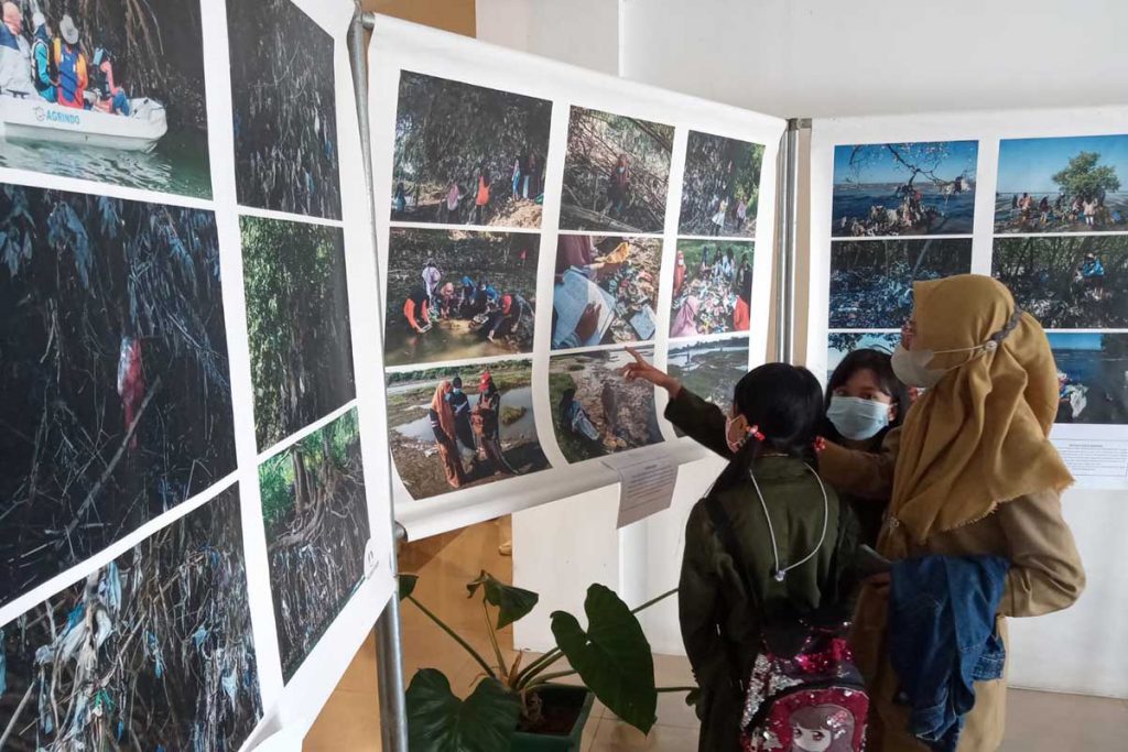 Pengunjung di stand pameran foto, perhatikan keadaan sungai Brantas yang tercemar mikroplastik. (ws4) - Pameran dan Kampanye Lingkungan Hidup, UWG Gandeng Ecoton