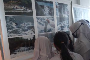 Pengunjung mengamati foto Sungai Brantas yang tercemar Mikroplastik. (ws4) - Stop Gunakan Plastik, Kandungan Mikroplastik Ancam Kesehatan