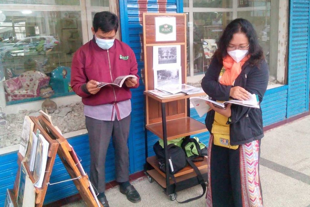 Pengunjung saat membaca buku sejarah di Kedai Literasi De Klik. (ist) - Kedai Literasi De Klik, Suguhkan Buku Sejarah Kota Malang di Kayutangan Heritage