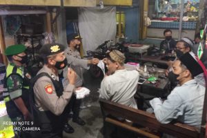 Pengunjung warkop diperingatkan petugas untuk taat prokes. (ist) - Pamor Keris Masif Disiplin Prokes di Sukun dan Kedungkandang