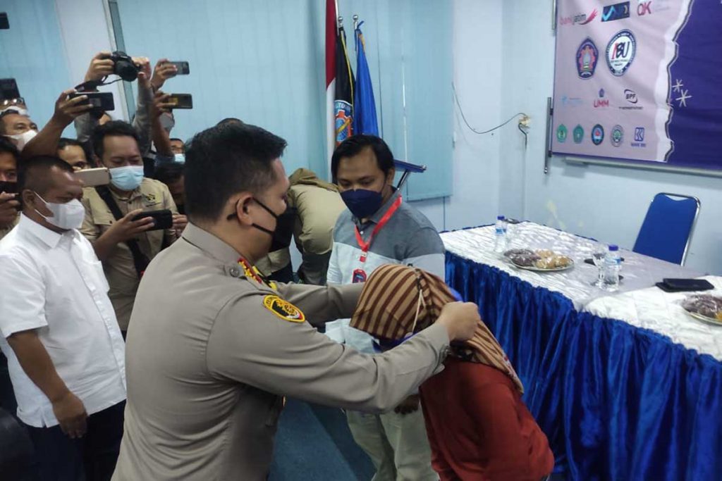 Penyematan kartu peserta sebagai simbolis pembukaan UKW 40. (rhd) -