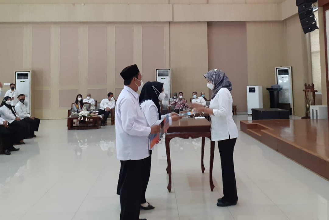 Penyerahan SK oleh Wali Kota Batu kepada ASN P3K. (mg1) - Pemerintah Kota Batu Serahkan SK P3K Tahap Satu
