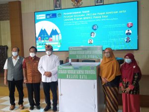 Penyerahan bank sampah secara simbolis oleh Wakil Wali Kota Malang, Sofyan Edi Jarwoko kepada SMK 6 Malang, dalam program Gradasi. (ws4) - Launching Program Gradasi, Ajak Siswa Miliki Karakter Cinta Lingkungan