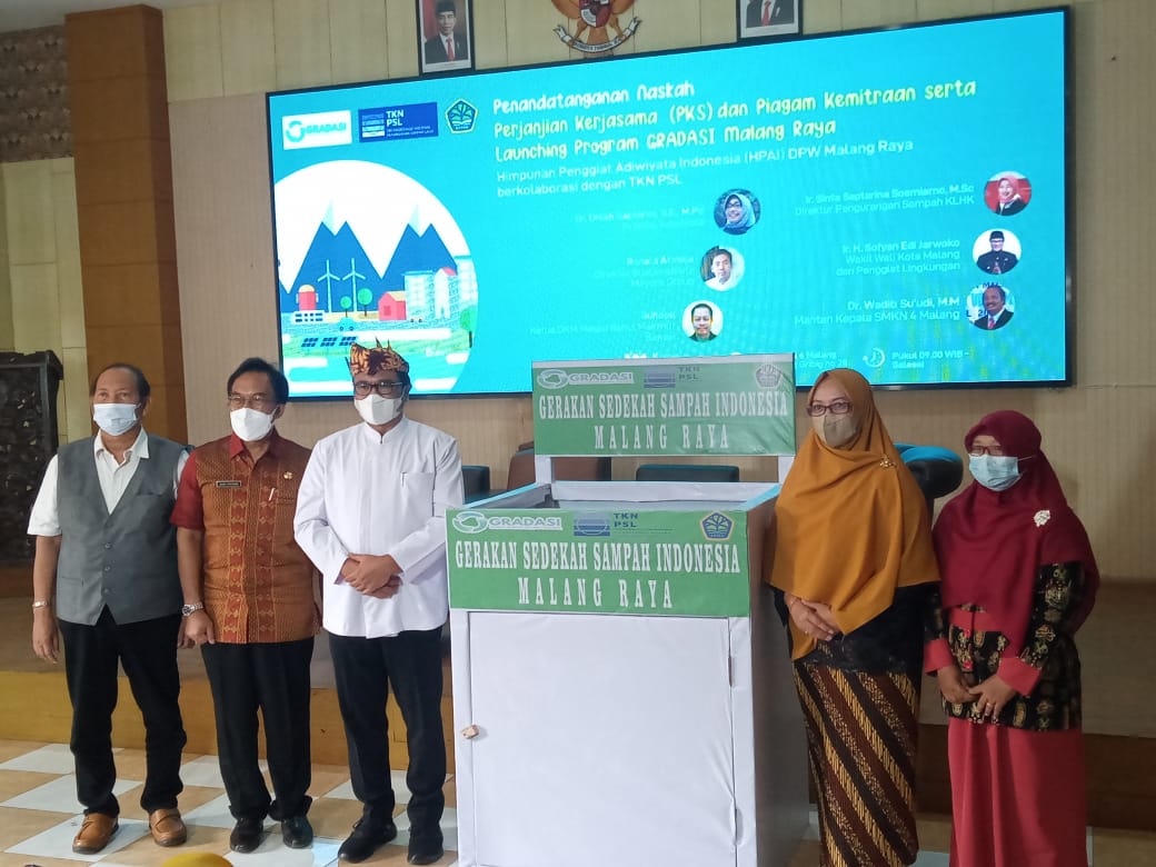 Penyerahan bank sampah secara simbolis oleh Wakil Wali Kota Malang, Sofyan Edi Jarwoko kepada SMK 6 Malang, dalam program Gradasi. (ws4) - Launching Program Gradasi, Ajak Siswa Miliki Karakter Cinta Lingkungan