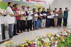 Penyerahan sumbangan mebel, penanda tuntasnya Baksos dari paguyuban SARAS. (ws3) - Tuntaskan Baksos Banjir Bandang, Paguyuban SARAS Sumbang Mebel Kepada Korban