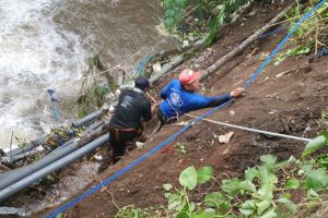 Perbaikan bersama pipa air minum milik Perumdam Among Tirto, Hipam dan PDAM Kota Malang akibat longsor semalam. (ist) - Longsor di Batu, Akses PDAM Terputus, Petugas Kejar Normalisasi Pipa