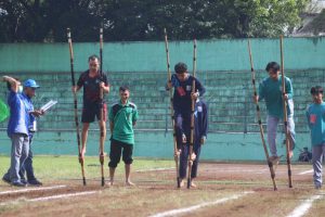 Permainan Egrang dilombakan dalam Lomba Olahraga Tradisional. (ist) - Jelang HUT 108 Kota Malang, Pemkot Malang Gelar Lomba Olahraga Tradisional
