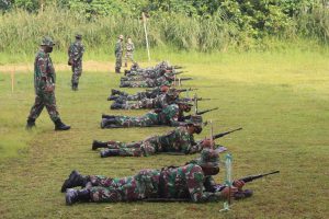 Personel Kodim 0833 latihan menembak senjata ringan. (ist) - Tingkatkan Kemampuan, Personel Kodim 0833 Latihan Menembak Senjata Ringan
