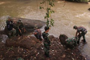 Personel gabungan Karya Bakti Bersih DAS Metro. (ist) - Ratusan Personel Gabungan Karya Bakti Bersih DAS Metro