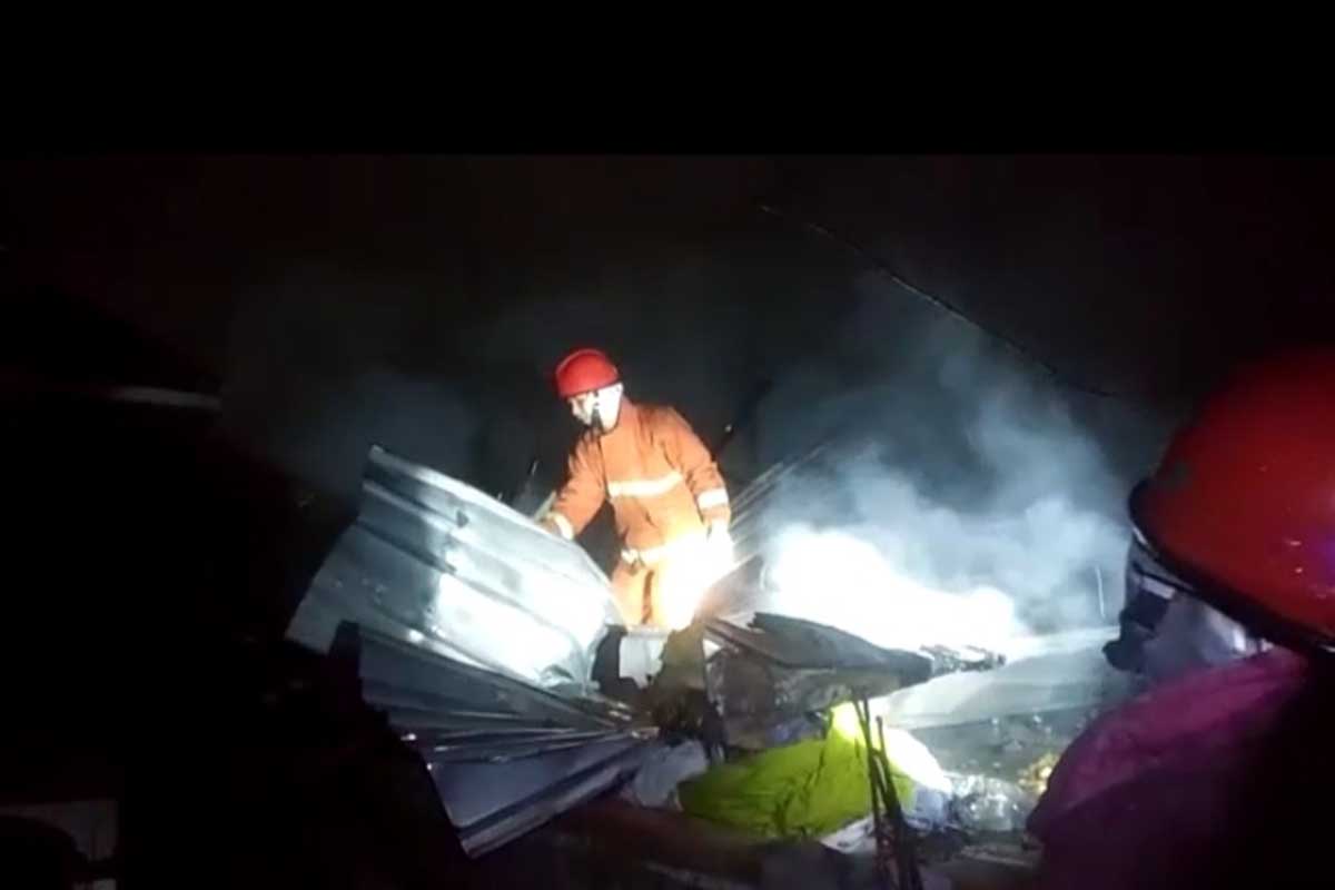Pertugas UPT Pemadam Kebakaran berupaya memadamkan api yang berkobar di pabrik kerupuk. (ist) - Pabrik Kerupuk Terbakar Diduga dari Api Penggorengan