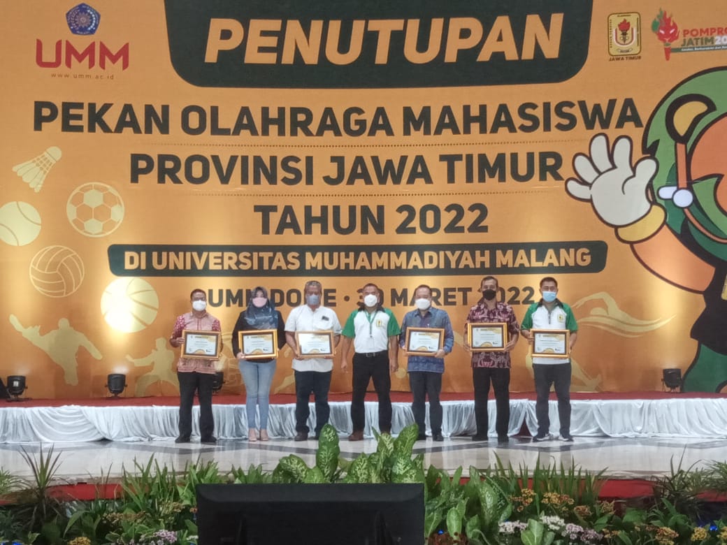 Perwakilan Tujuh perguruan tinggi di Jatim saat mendapat penghargaan sebagai penyelenggara Pomprov 2022. (ws4) - Lima Perguruan Tinggi Jatim Raih Prestasi Olahraga di Pomprov 2022