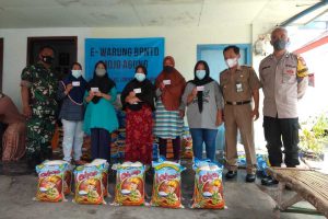 Perwakilan penerima BPNTD menerima secara simbolis. (ist) - 136 Warga Kota Malang Serbu E-warung Mojo Agung Terima BPNTD