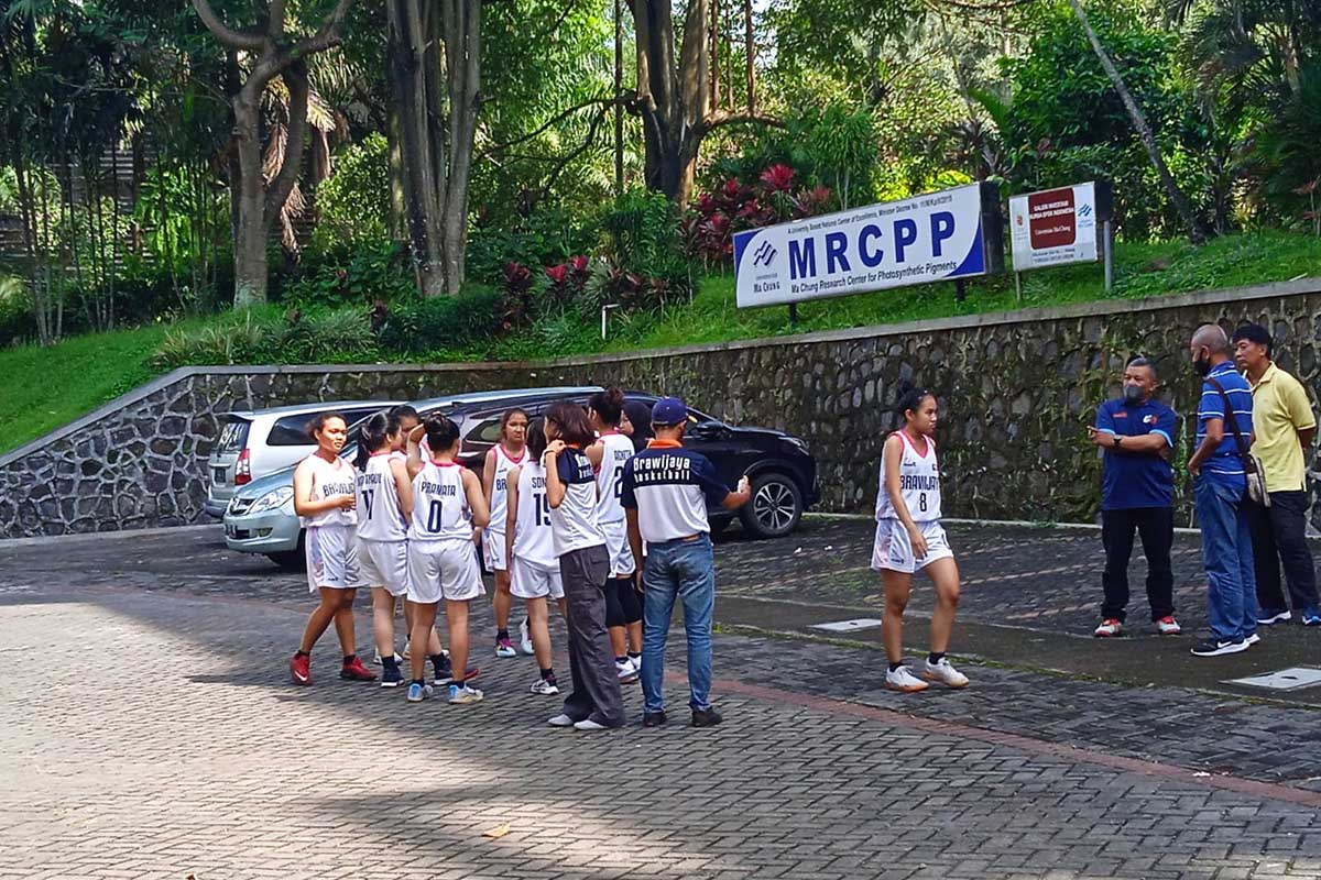 Peserta basket putri bersiap-siap sebelum pertandingan dimulai. (ist) - Ma Chung Siap Jadi Tuan Rumah Pomprov 2022