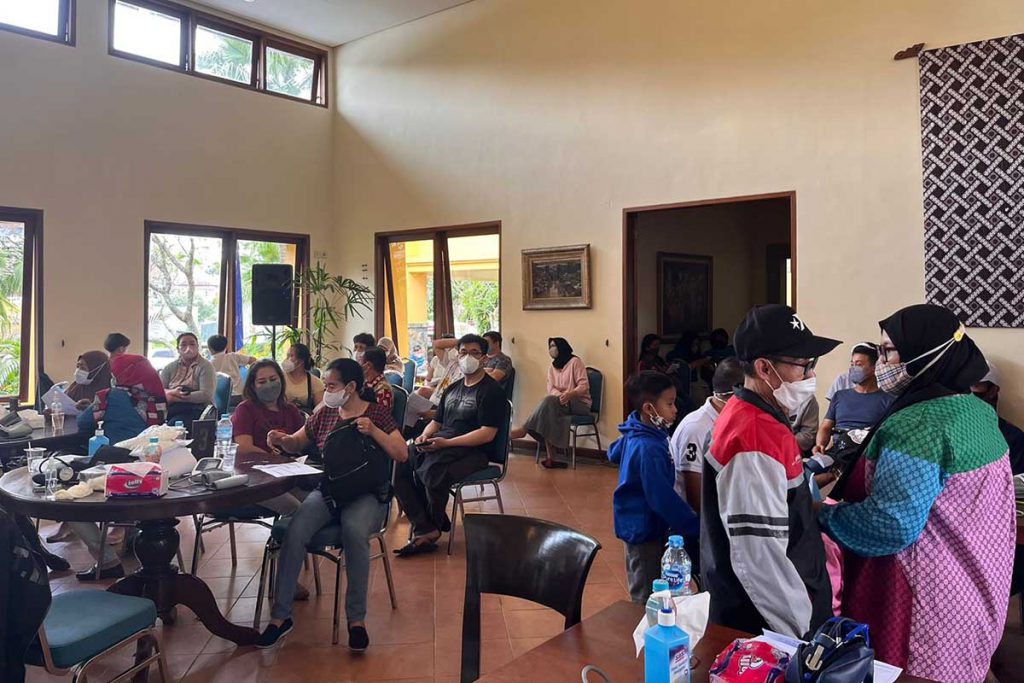 Peserta vaksinasi di Kintamani Family Club Araya, Pakis, Kabupaten Malang. (ws5) - Gempur Percepatan Vaksinasi Covid-19, Polres Malang Laksanakan Vaksinasi Serentak Indonesia