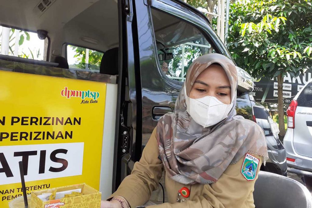 Petugas Pelayanan Surat Perijinan, dari DPMPTSP dan NAKER Batu. (mg2) - MAMPIR BOSS, Inovasi Layanan Mobile Perizinan dan Pengaduan Pemkot Batu