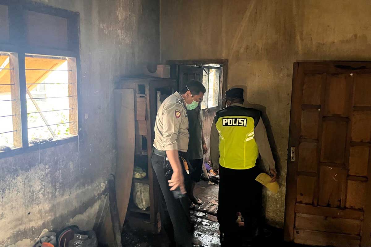 Petugas Polsek Pagelaran saat meninjau lokasi kebakaran. (ws5) - Tinggal Sendiri, Rumah Hangus Terbakar di Pagelaran