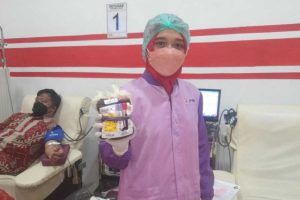 Petugas donor menunjukkan kantong darah, di ruang donor UTD PMI, Kota Malang. (ws4) - Jelang Ramadan 1443 H, UTD PMI Kota Malang Upayakan 4.000 Kantong Darah