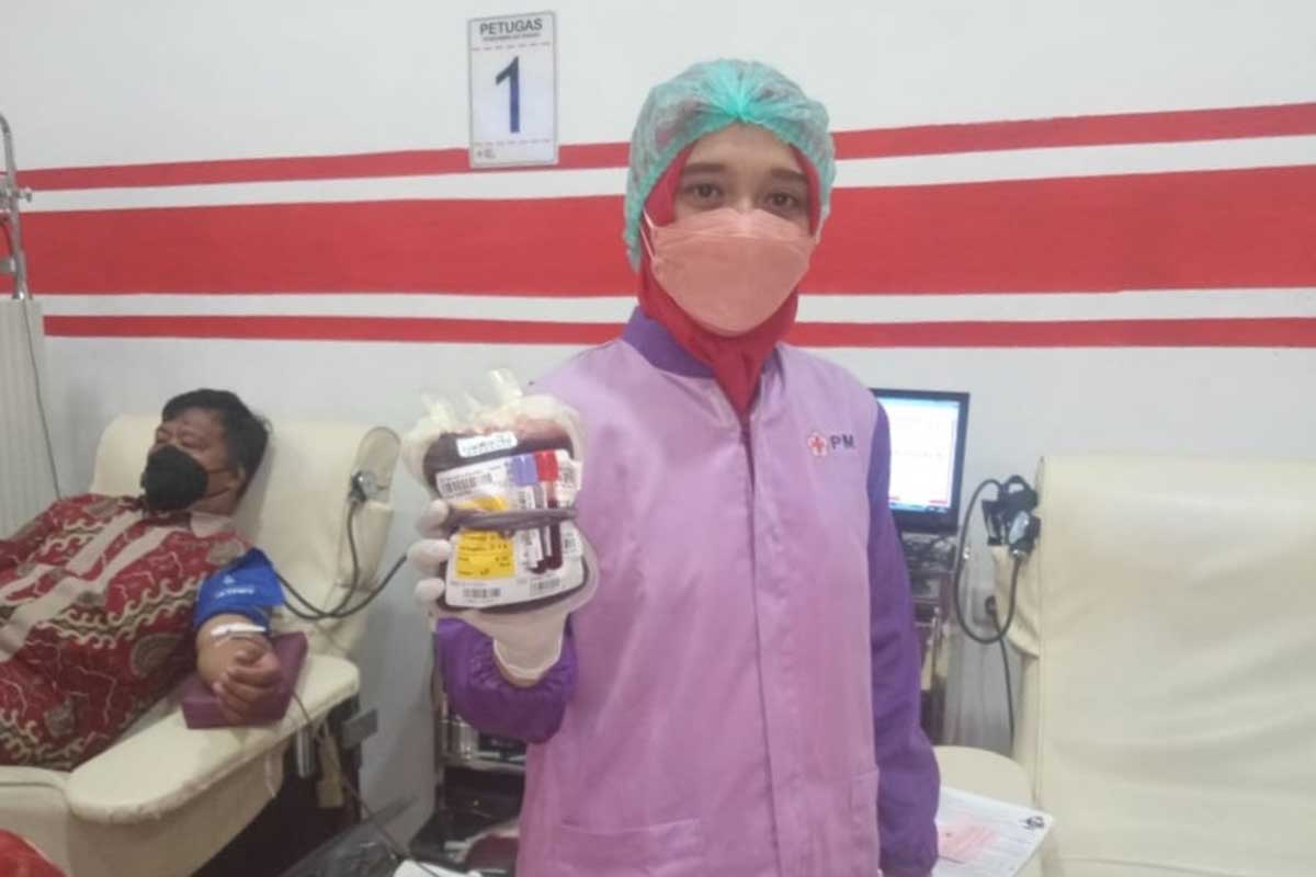 Petugas donor menunjukkan kantong darah, di ruang donor UTD PMI, Kota Malang. (ws4) - Jelang Ramadan 1443 H, UTD PMI Kota Malang Upayakan 4.000 Kantong Darah