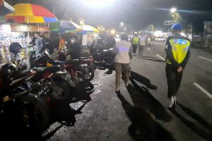 Petugas gabungan bubarkan kerumunan anak muda di kawasan Kayutangan Heritage. (ist) - Patroli Gabungan Sabtu Malam Bubarkan Kerumunan Kawasan Kayutangan, Ijen dan Stasiun