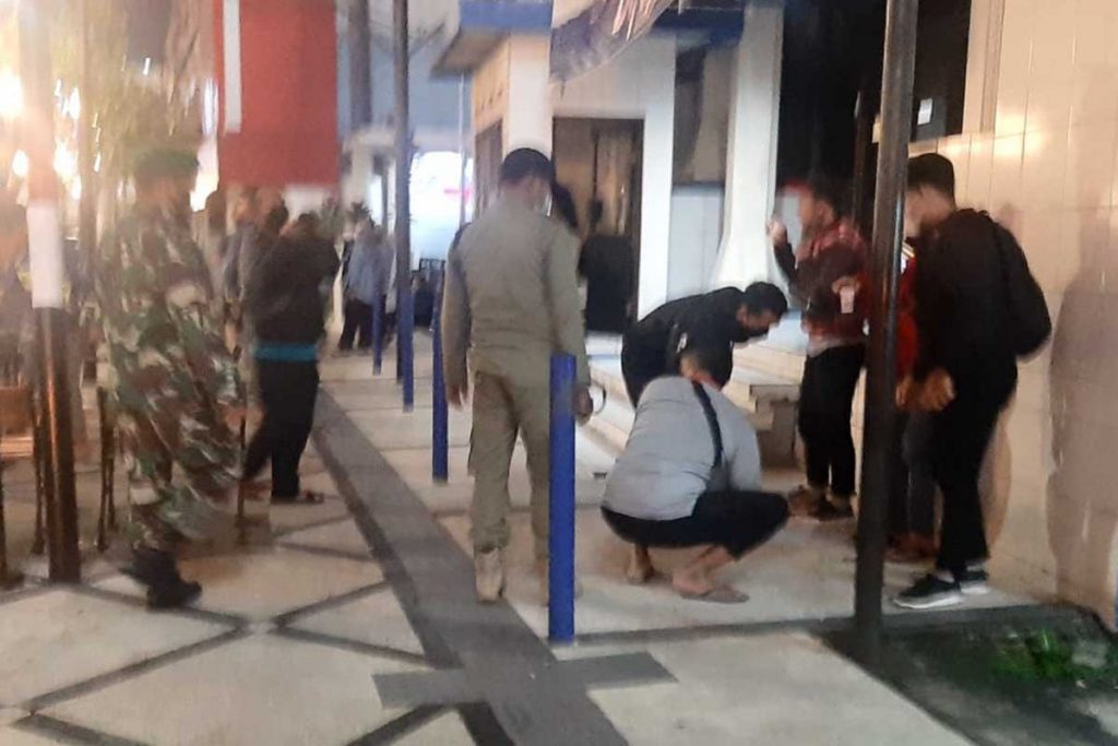 Petugas gabungan bubarkan kerumunan di kawasan Stasiun Kota Baru. (ist) - Patroli Gabungan Sabtu Malam Bubarkan Kerumunan Kawasan Kayutangan, Ijen dan Stasiun