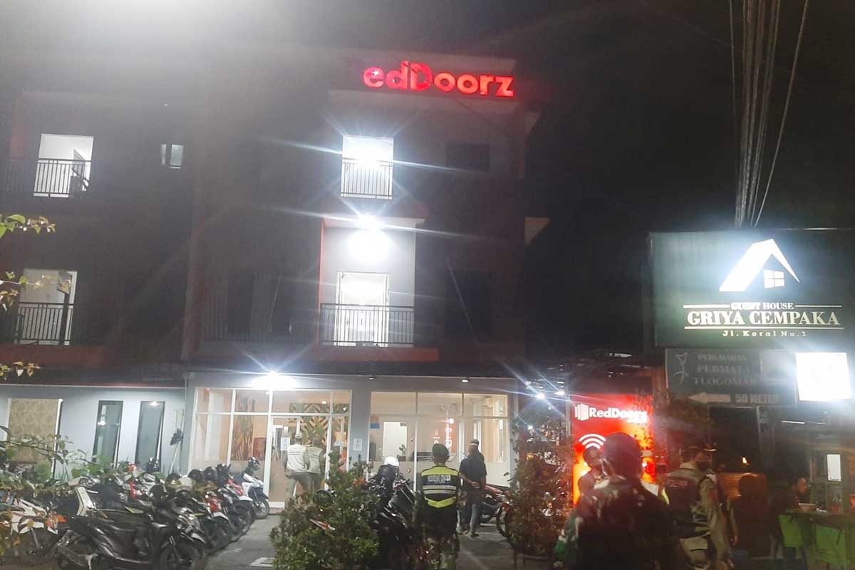 Petugas gabungan sidak salah satu penginapan. (ist) - Patroli Yustisi Gabungan Kota Malang Sasar Taman, Pertokoan dan Penginapan