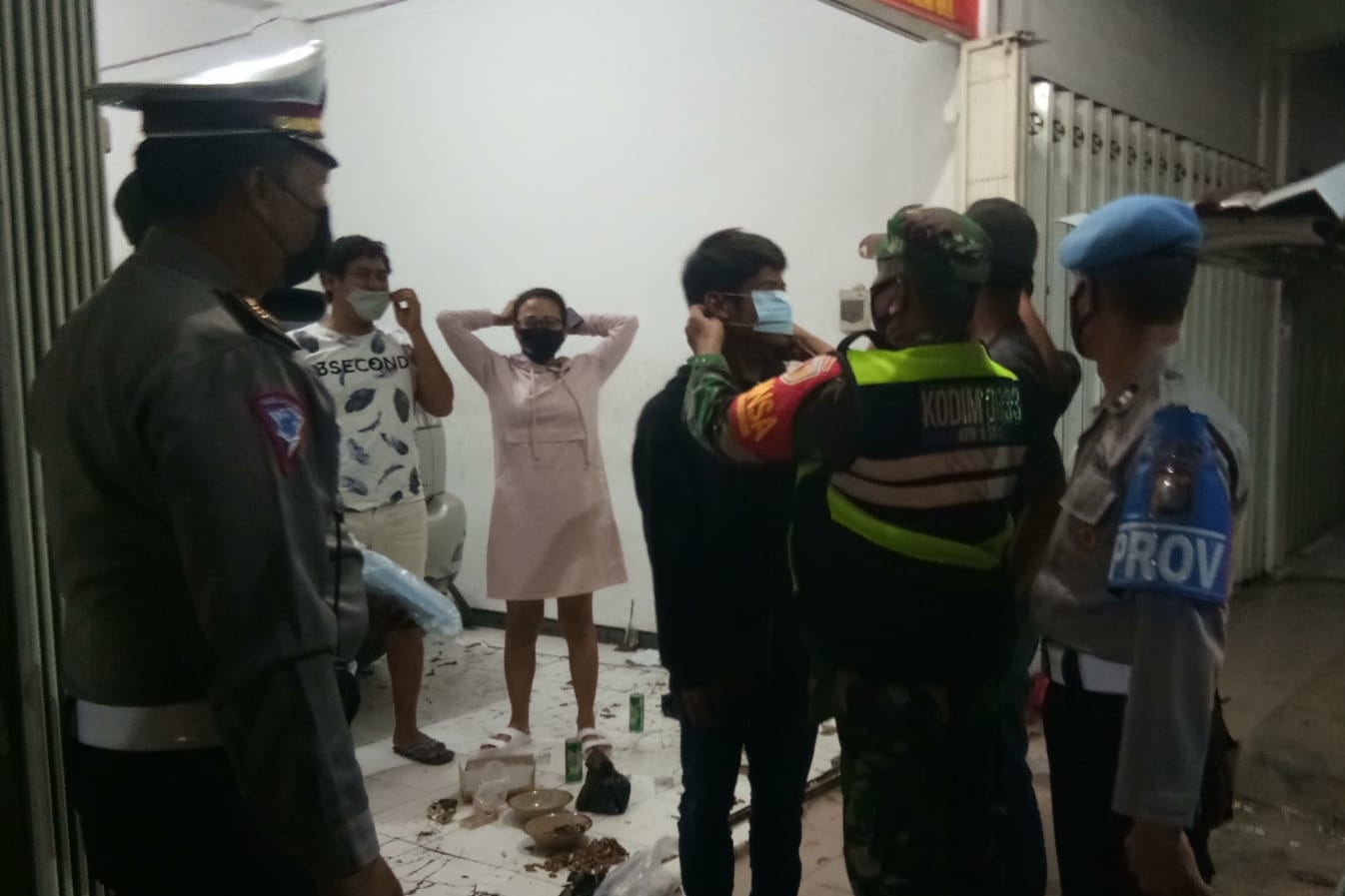 Petugas memberikan masker kepada pengunjung yang tak bermasker. (ist) - Pamor Keris Kedungkandang Sasar Pelaku Usaha Sepanjang Ki Ageng Gribik