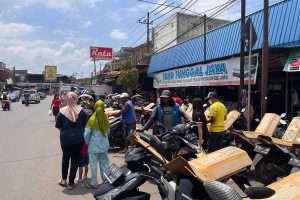 Petugas parkir di Jl. Diponegoro, Pasar Gondanglegi. (ws5) - Dishub Kabupaten Malang Akan Tambah Titik Parkir Baru