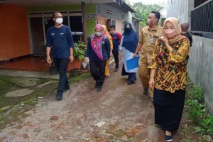 Petugas survey menyasar rumah warga, di Polowijen Kelurahan Balearjosari. (ws4) - Kasus DBD Tinggi, BBTKLPP Survei Rumah Warga Polowijen - Temukan jentik nyamuk Aedes Aegypti