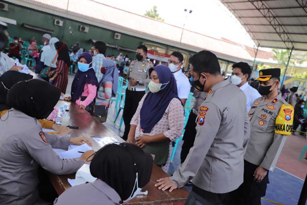 Polres Kediri bersama Pemkab Kediri menyalurkan 6.000 liter Migor jenis curah kepada masyarakat, Selasa (29/3/2022). (Memo X/im-ji) - Pemkab Salurkan Bantuan 6.000 Liter Migor pada Masyarakat