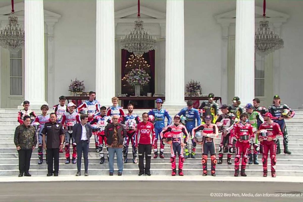 Presiden Jokowi bersama pebalap. (ist) - Parade MotoGP Meriah, Presiden Tak Jadi Ikut Karena Keamanan
