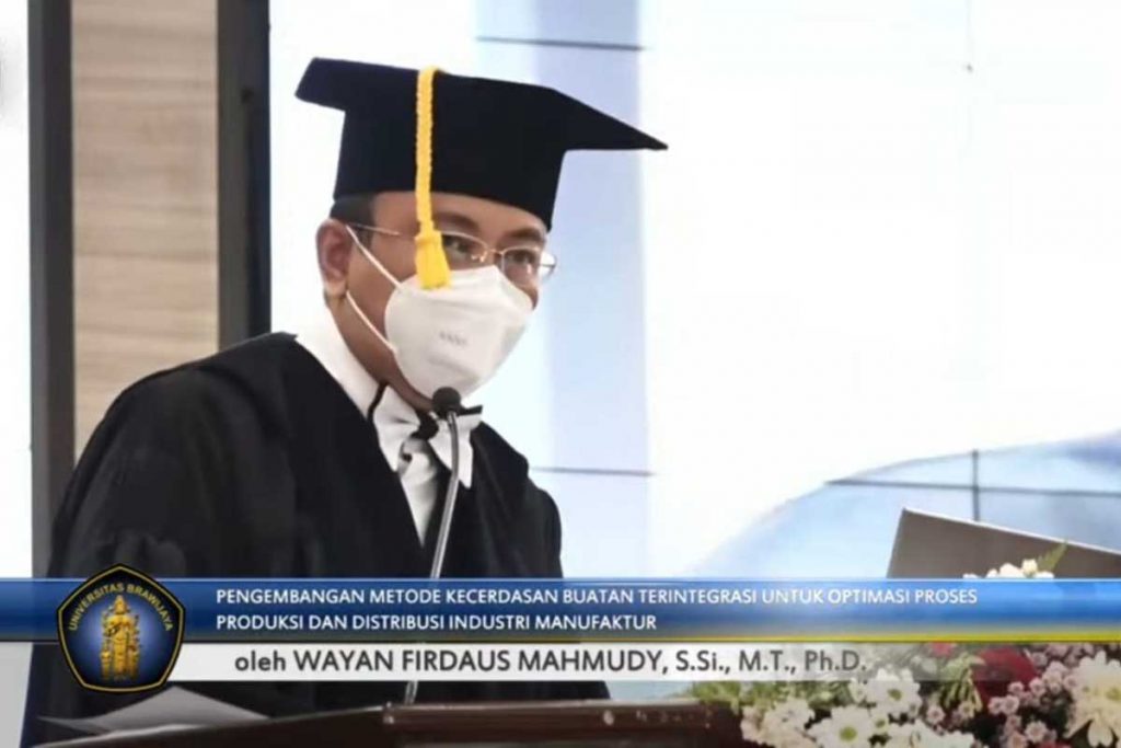 Prof Wayan Firdaus Mahmudy, SSi, MT, PhD, dalam pidato pengukuhan. (rhd) - UB Kukuhkan Dua Profesor Pakar Keuangan Terpadu dan Kecerdasan Buatan