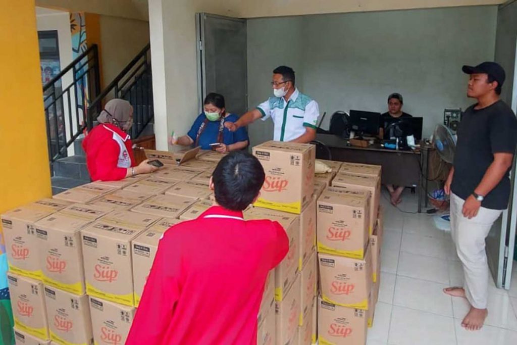 Proses distribusi minyak goreng di Bumdes Pesanggrahan. (ist) - IKM Kota Batu Butuh Tujuh Ton Minyak Goreng per Bulan