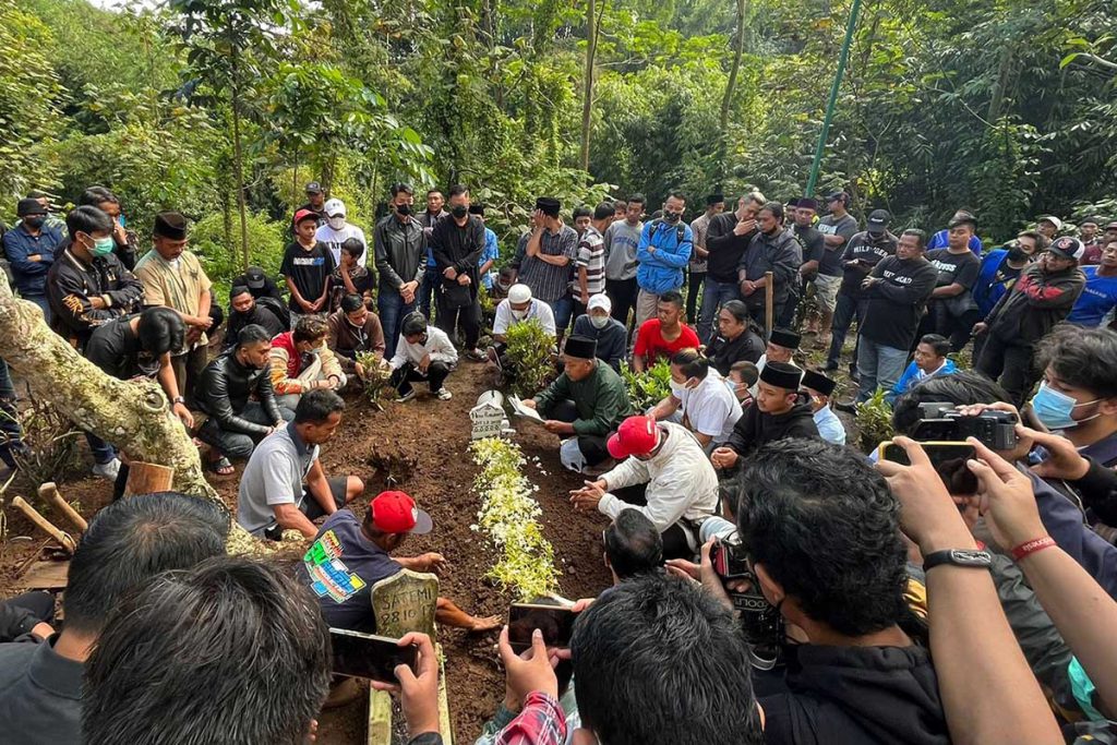 Prosesi penghormatan terakhir oleh warga dan sahabat Hero Tito. (ws5) - Hero 'The Lion' Tito Belum Tuntaskan Renovasi Rumah dan Laga WBC Australia