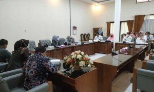 Rapat kerja Komisi III DPRD Banyuwangi ketika rapat bersama dengan tim likuidasi PDAU Pemkab Banyuwangi. (Ist) - Komisi III DPRD Banyuwangi Dorong Pemkab Banyuwangi Perjelas Status Aset Yang Pernah Dikelola PDAU