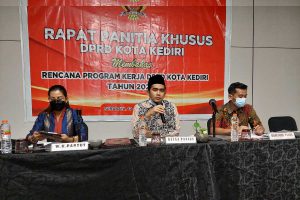 Rapat marathon membahas penyusunan Program Rencana Kerja (Renja) tahun 2023. (Memo X/mid) - Palu Pansus Renja DPRD Kota Kediri Diserahkan pada Choirudin Mustofa