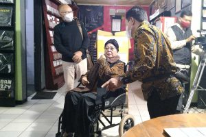 'Ratu Keroncong' Waldjinah hadir di MMI Kota Malang, melihat koleksi yang masih tersimpan. (jaz) - 'Ratu Keroncong' Waldjinah Senang Koleksinya Tersimpan di MMI Kota Malang