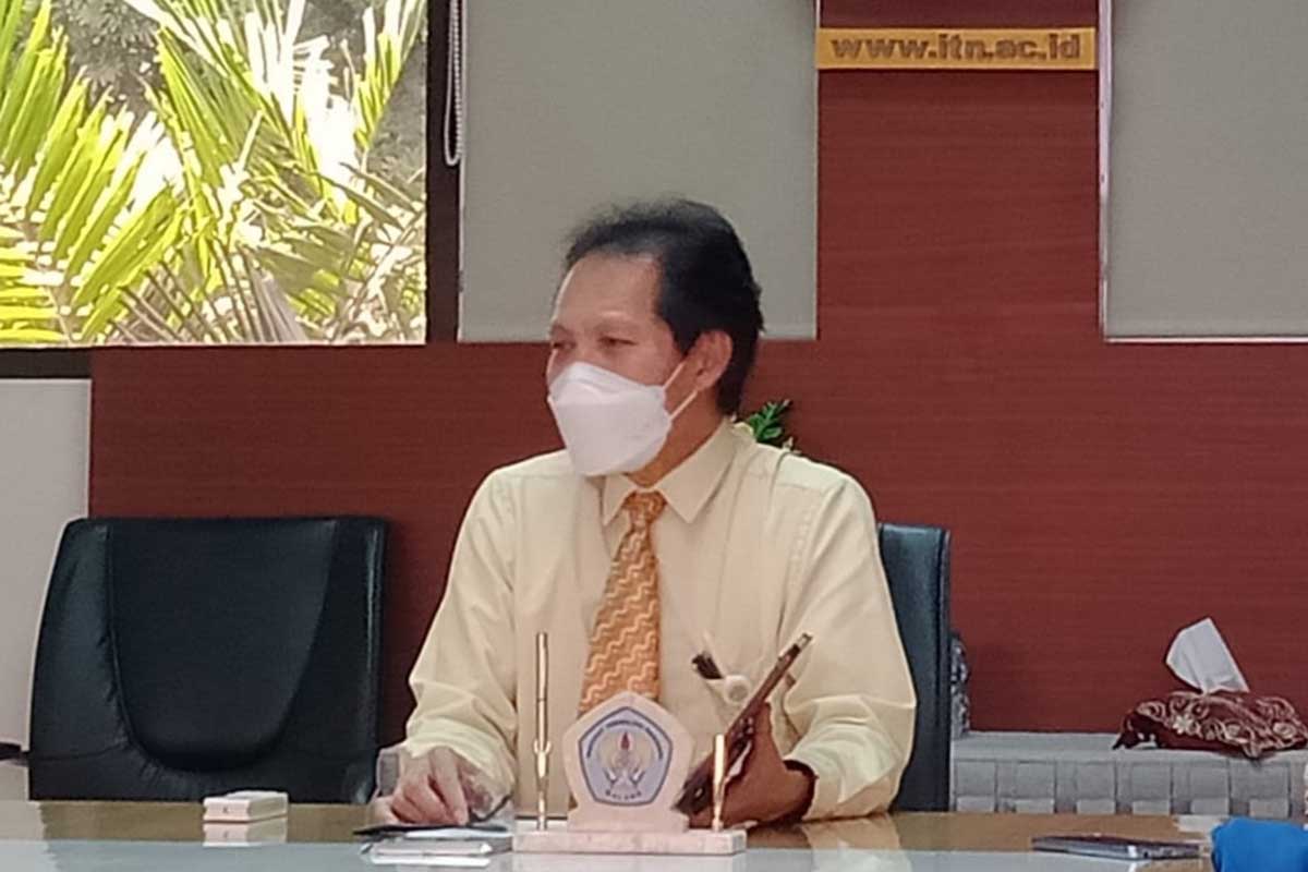 Rektor ITN Malang, Prof Dr Eng Ir Abraham Lomi, MSEE, menjelaskan kepada awak media. (ws4) - Maksimalkan Kompetensi Mahasiswa, ITN Malang Siap Bersaing di Dunia Industri