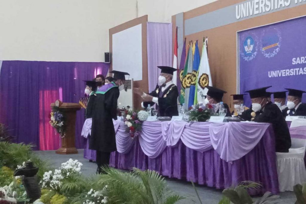 Rektor UNITRI, Prof Dr Ir Eko Handayanto MSc, saat memimpin prosesi wisuda. (ws4) - UNITRI Lahirkan SDM berkualitas dan Berkompeten