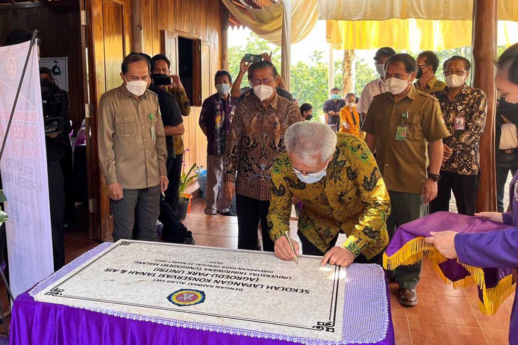 Rektor Unitri, Prof Dr Eko Handayanto, saat penandatanganan prasasti Agroedu Park. (ws5) - Unitri Resmikan Agroedu Park, Bentuk Peningkatkan Kualitas Pendidikan